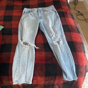 Abercrombie & Fitch ripped light wash high tide mom jeans! 30/10
